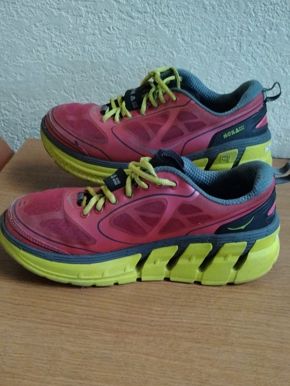 HOKA SNEAKERS SIZE 6.5